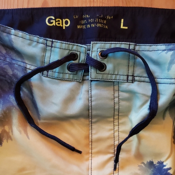 Gap Large Swim Shorts. - Picture 2 of 4